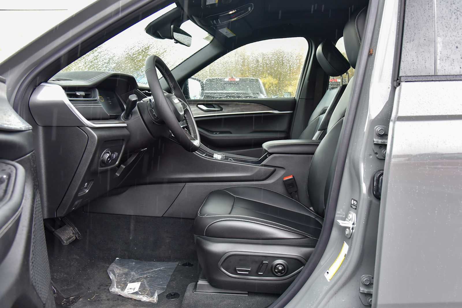 2027 Jeep Grand Cherokee Laredo