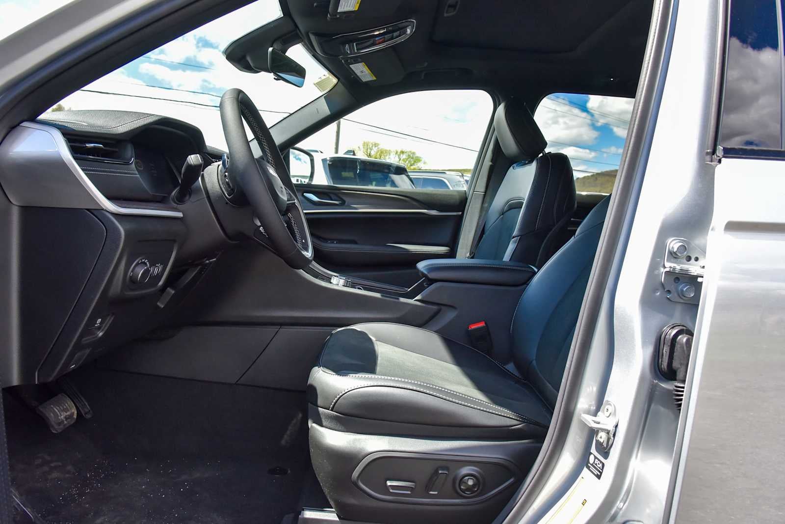 2026 Jeep Grand Cherokee Laredo Altitude