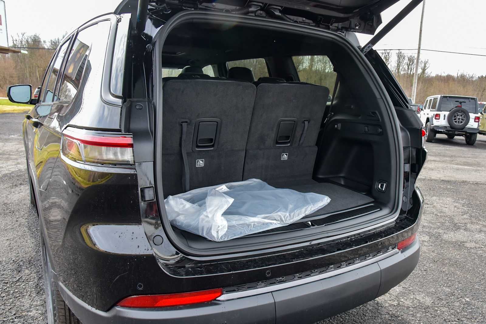 2026 Jeep Grand Cherokee L Laredo Altitude