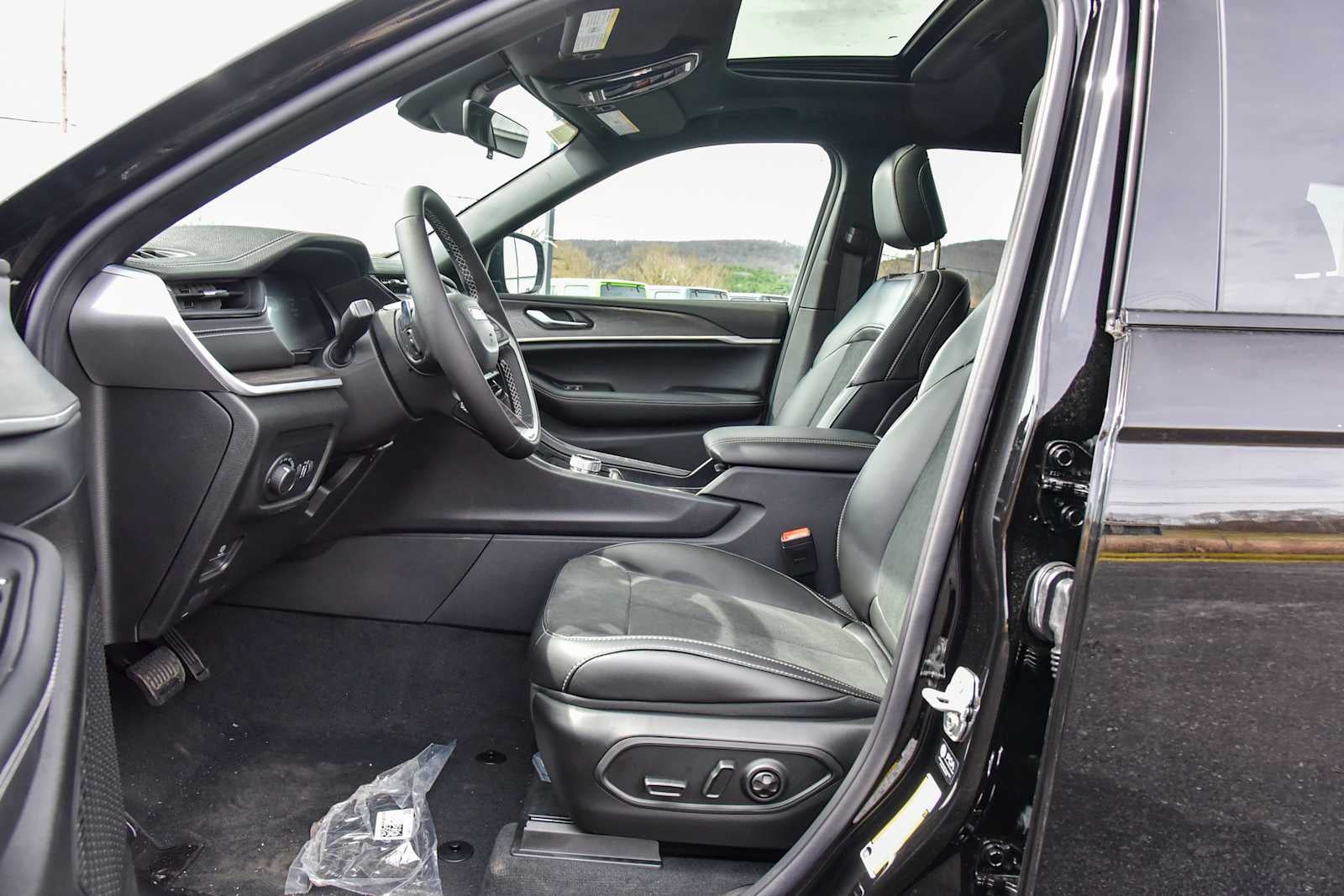 2026 Jeep Grand Cherokee L Laredo Altitude